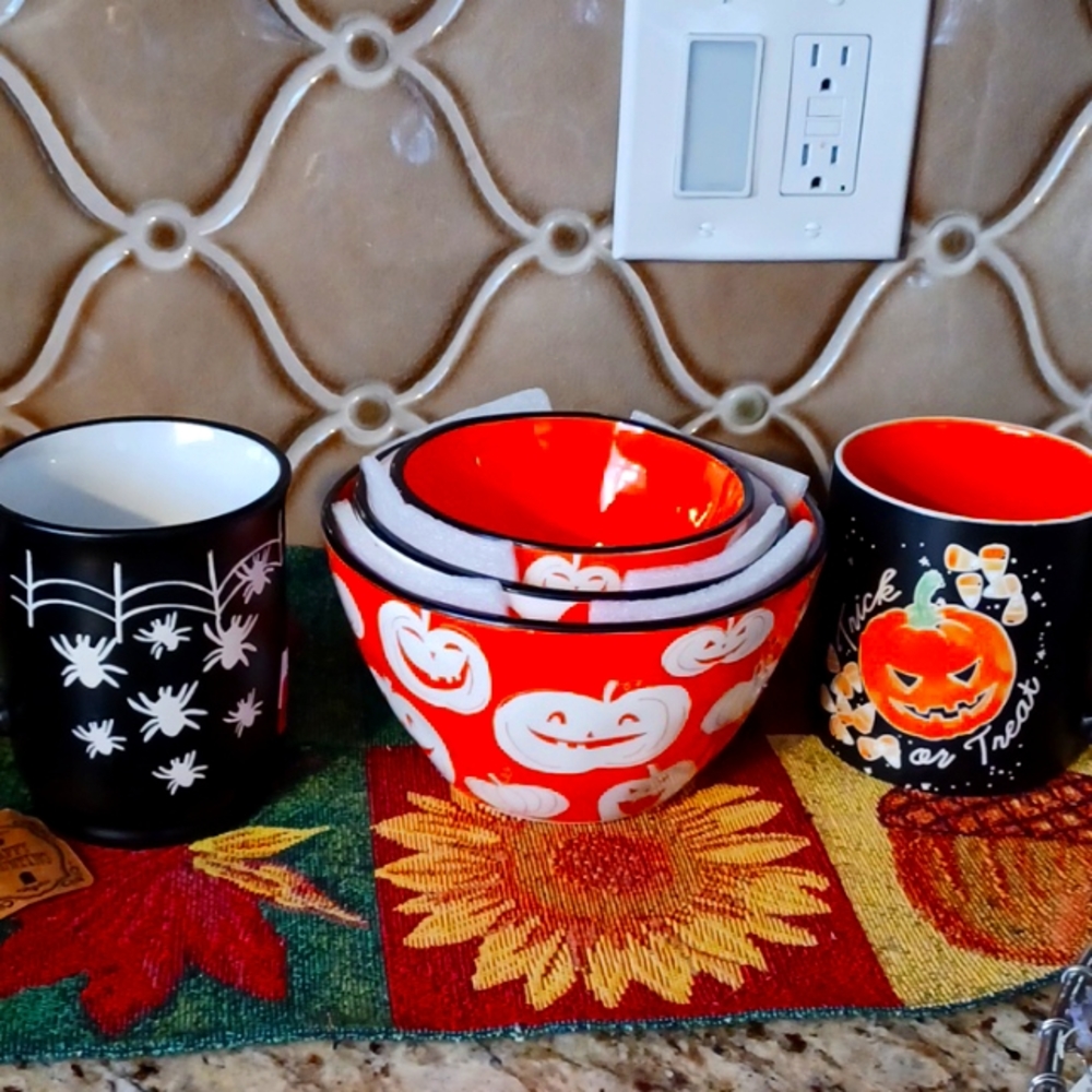 SEASONAL CUPS AND BOWL